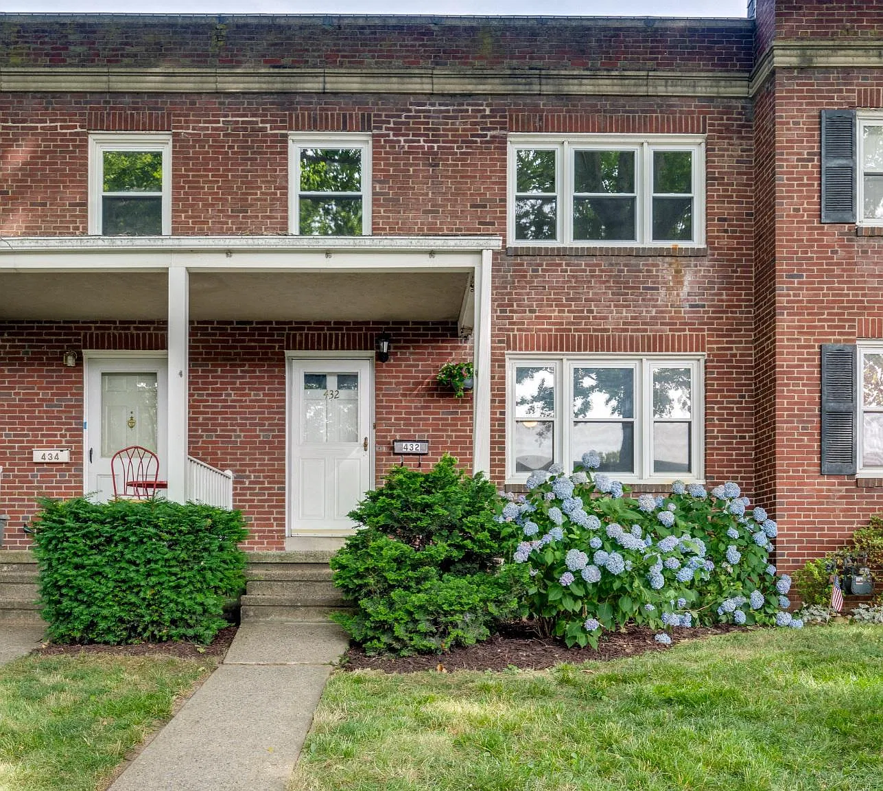 3 bed, 1.0 bath, 1120 sqft, $2,100 — Photo 1