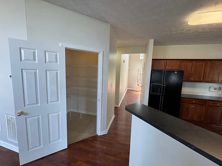 504 Thames Cir — Photo 14