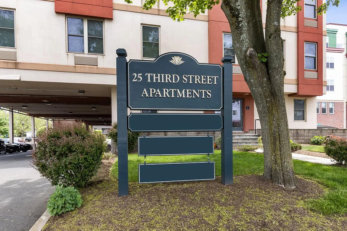 25 THIRD STREET — Photo 1