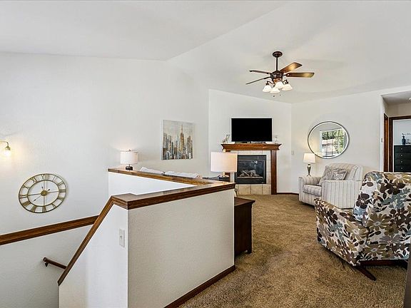 3rd image of 623 W Autumn Ridge Ct