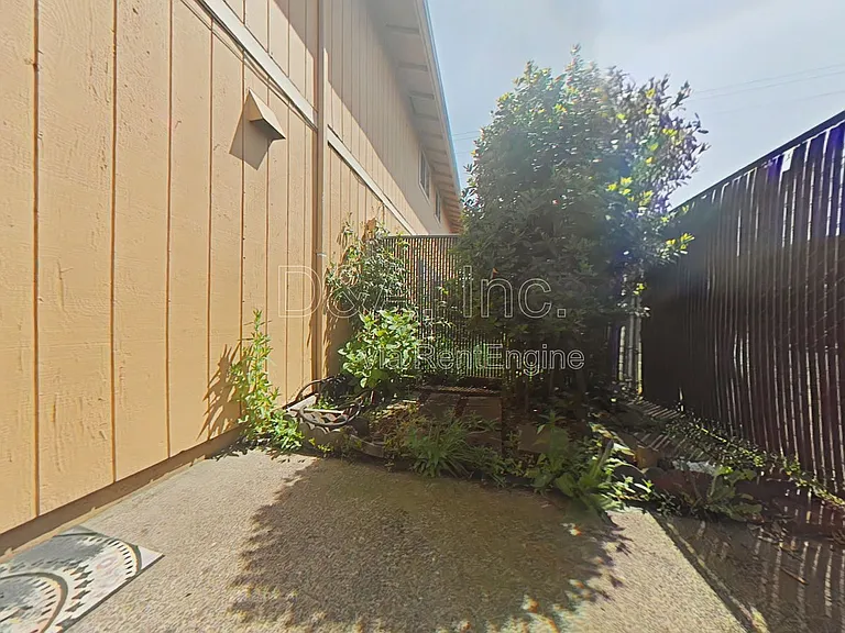 1909 Main St #D — Photo 9