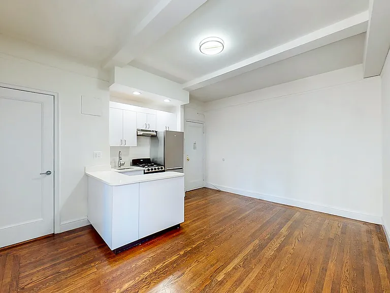 140 E 46th St #2R — Photo 4