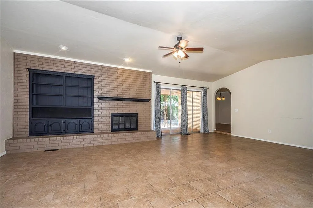 Living room - 11008 NW 115th St