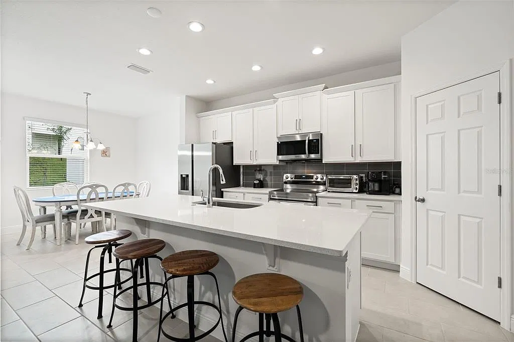 4 bed, 2.0 bath, 1850 sqft, $2,800 — Photo 3