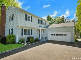 35 Hampton Ln, Stamford, CT 06903