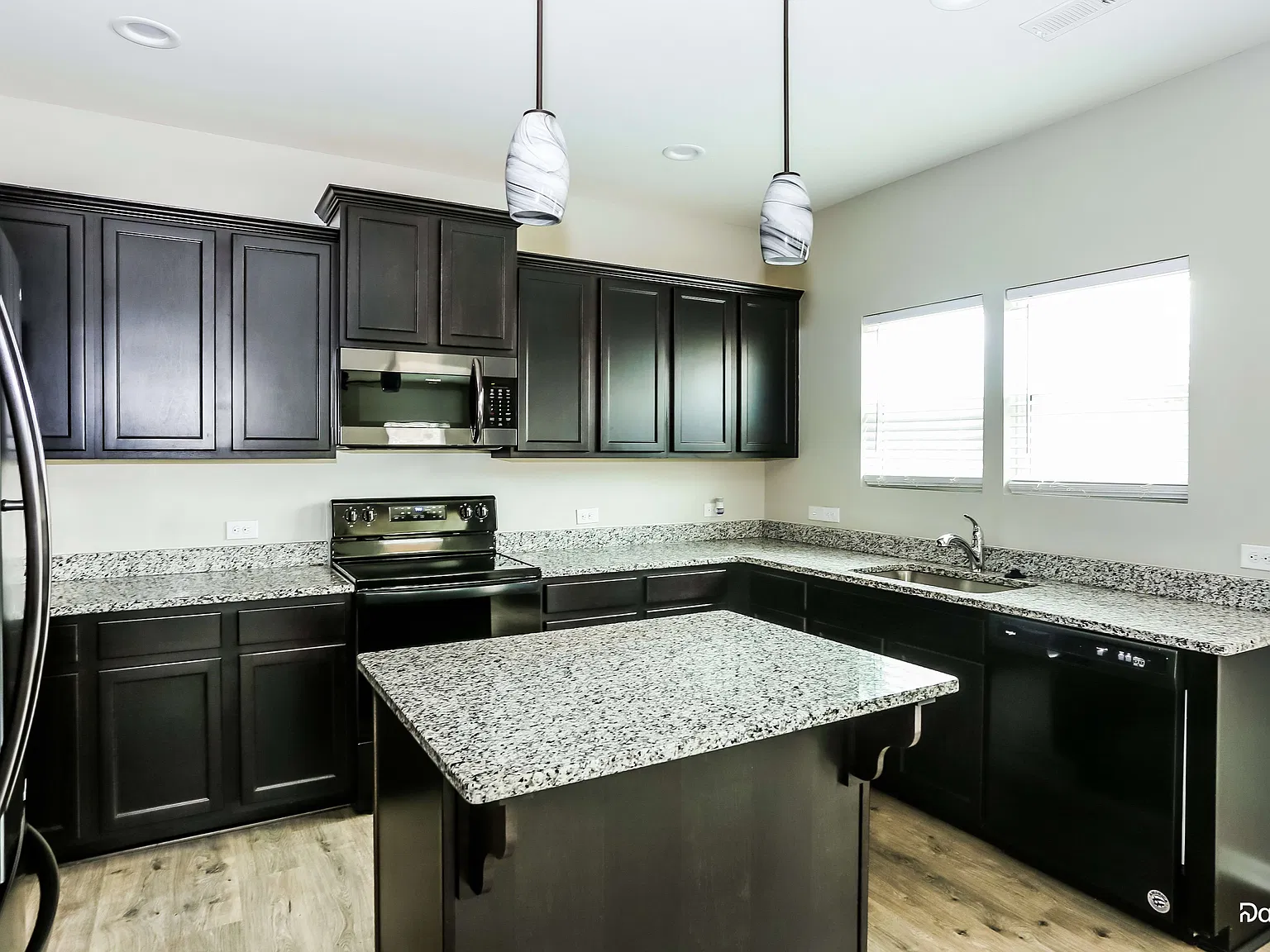 4 bed, 2.5 bath, 2532 sqft, $2,430 — Photo 4