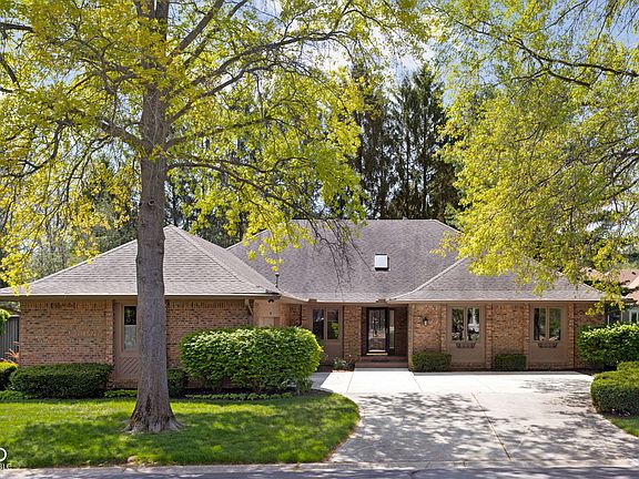 2nd image of 947 Tamarack Circle North Dr