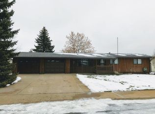 627 5th Ave SW, Dickinson, ND 58601