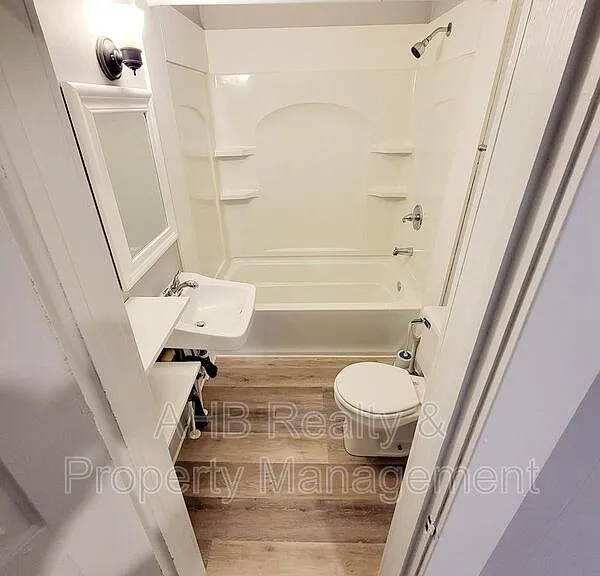 633 Tucker St #A — Photo 8