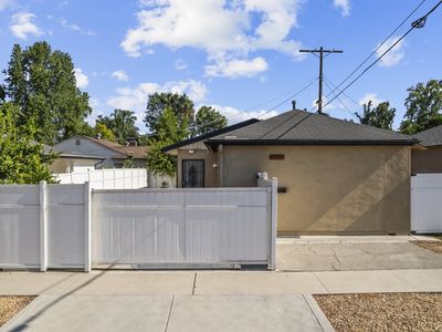 7707 Teesdale Ave, North Hollywood, CA, 91605