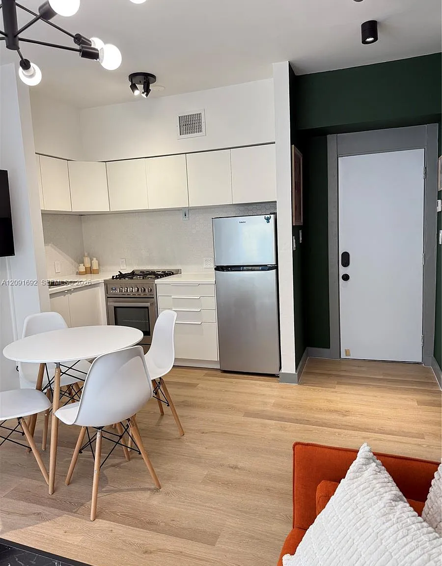Windsor Plaza Condo — Photo 2