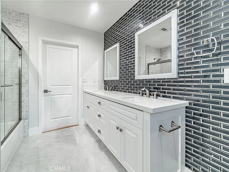 13128 Putnam St — Photo 17