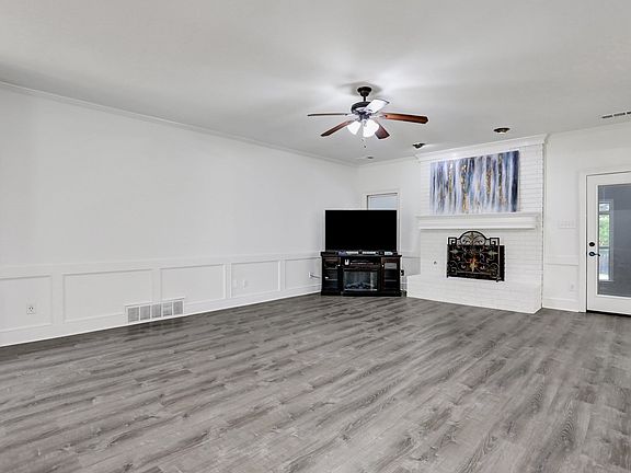 5th image of 1039 Autumn Oaks Cres