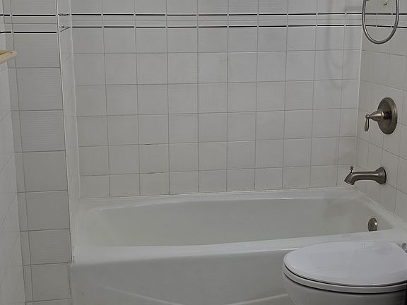 5th image of 309 Parkdale St