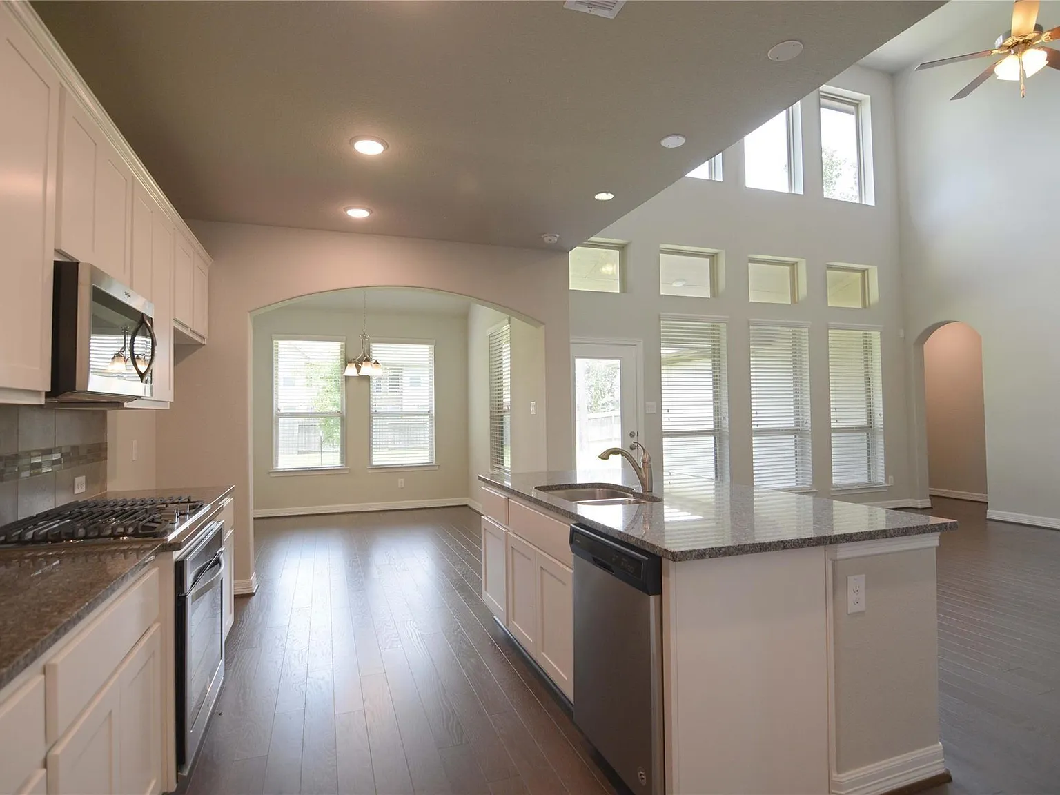 4 bed, 3.5 bath, 3396 sqft, $3,700 — Photo 4