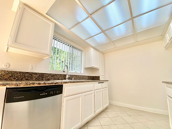 3rd image of 13138 Moorpark St APT 9