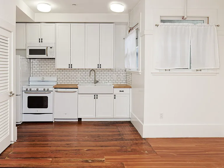 1605 Clay St — Photo 8