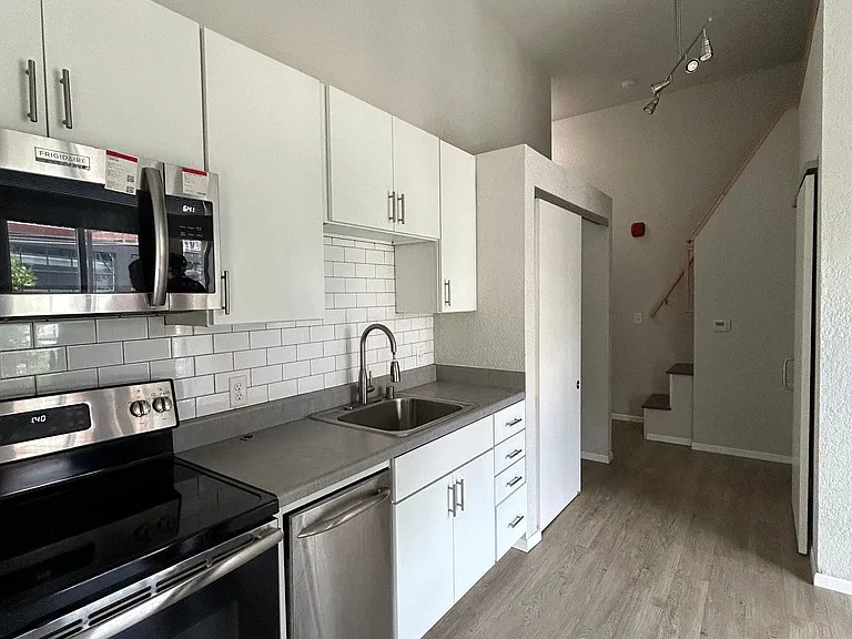 APT ON ESSEX — Photo 9