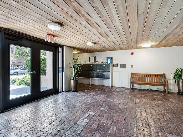 Corinth Avenue Apartments — Photo 8