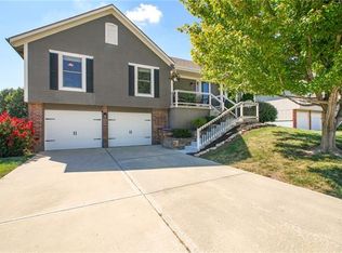 608 S Sunset Ln, Raymore, MO 64083