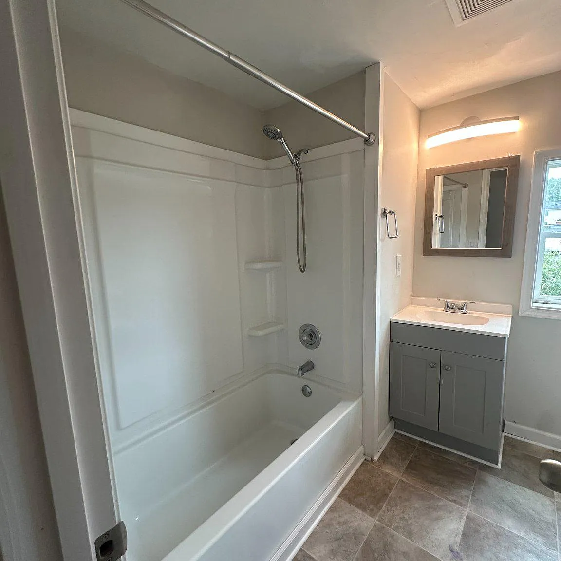 3 bed, 1.0 bath, 984 sqft, $1,800 — Photo 4