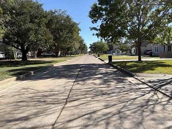 Exterior Neighborhood (street photo)