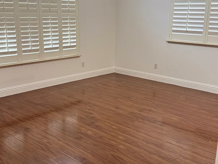 1562 Berkshire Dr — Photo 3
