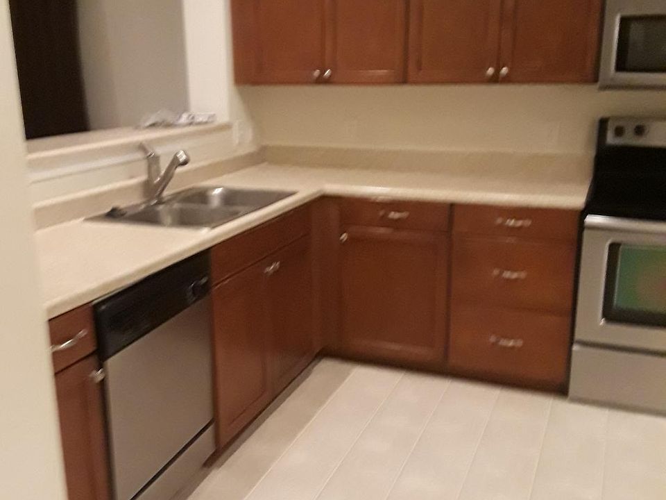 2nd image of 192 Lakepointe Dr