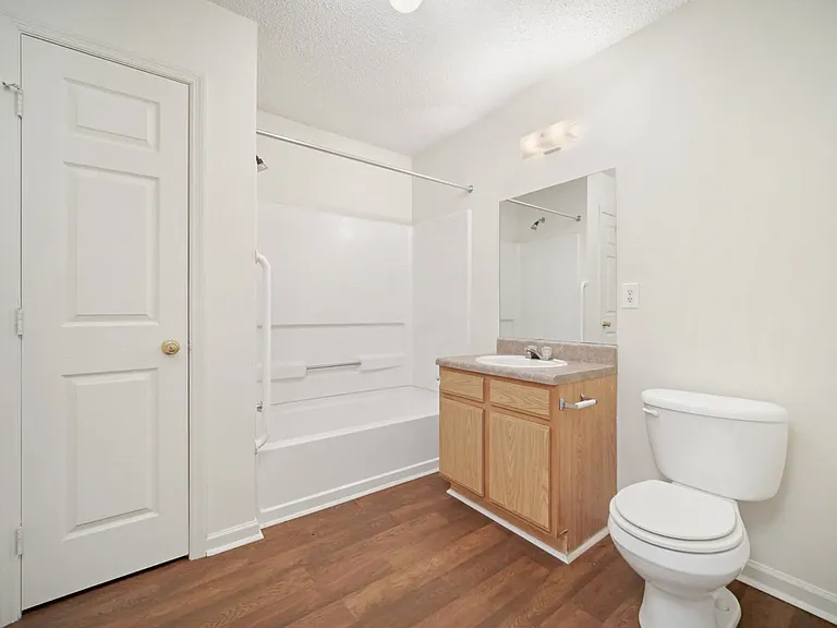 Amesbury Apartments — Photo 32