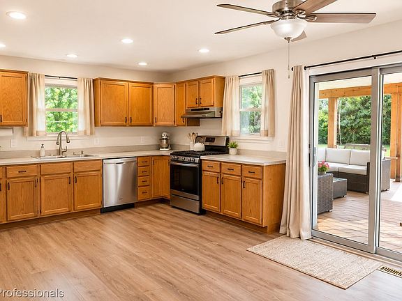 4th image of 302 Oxford Lake Dr