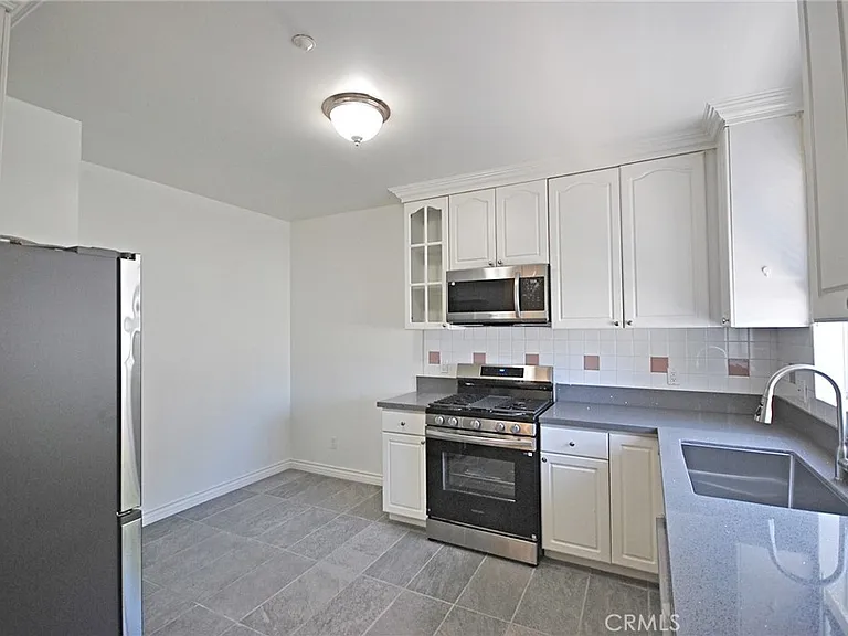 2345 Montrose Ave #2 — Photo 3
