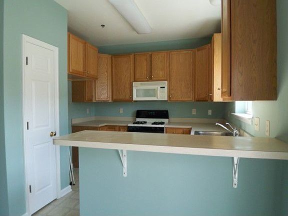 kitchen w/pantry & breakfast bar