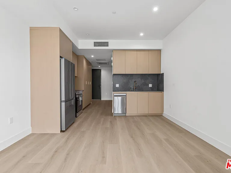 1808 Lincoln Blvd #204 — Photo 9