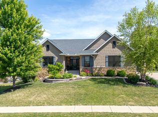 6234 Whispering Hill Ct, Bettendorf, IA 52722