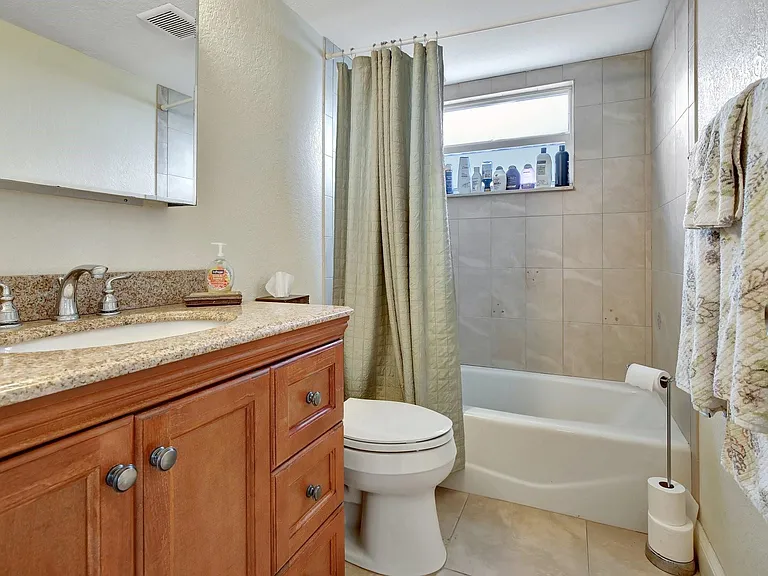 2555 NE 11th St #Penthouse 09 — Photo 23