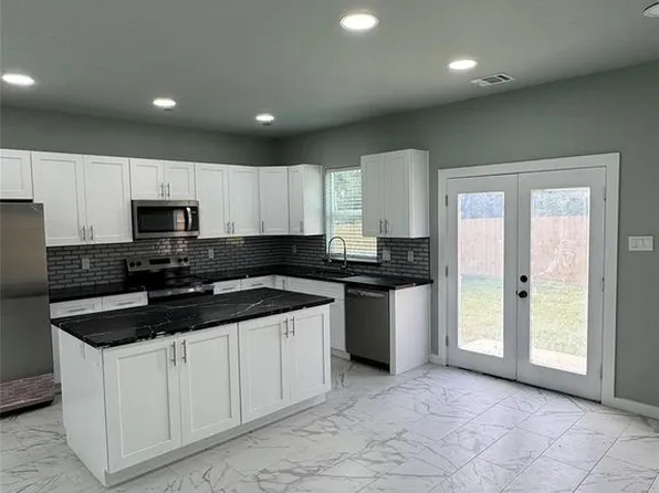 121 S 10th St #A, Conroe, TX 77301