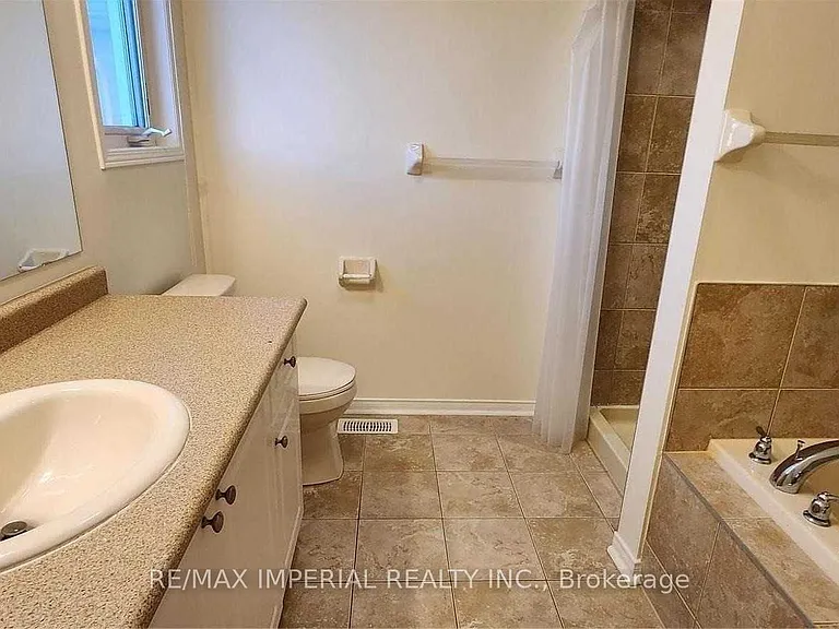 1423 Rennie St — Photo 8