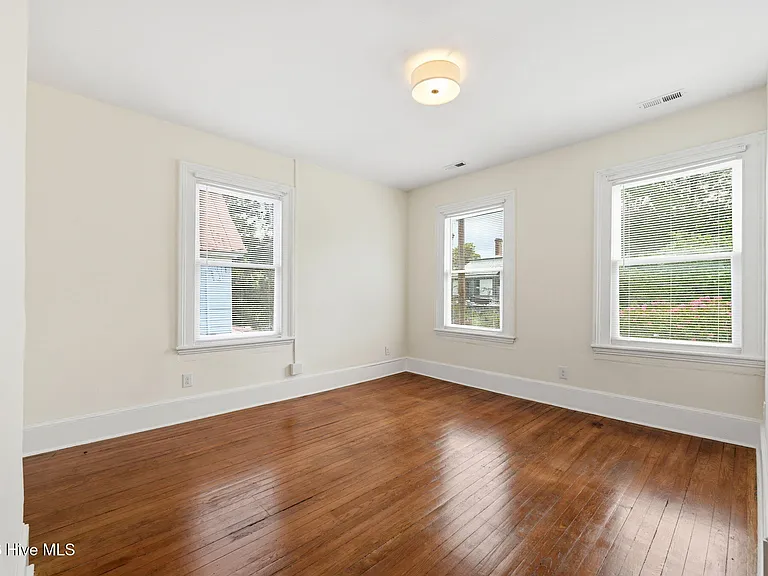 511 Middle St #B — Photo 6