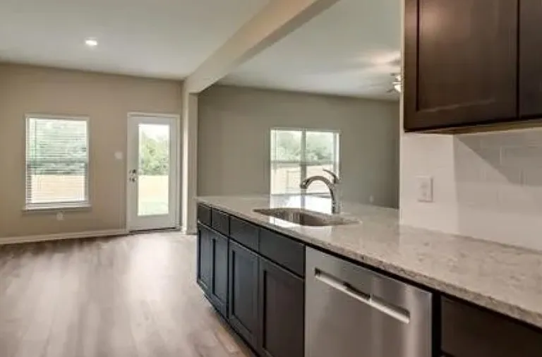 3245 Bowen St — Photo 3