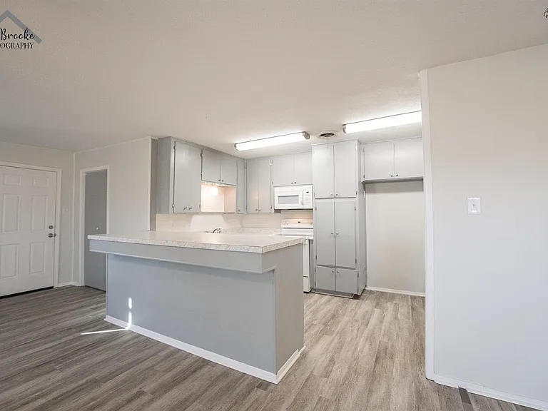 1020 W Cornelia Ave — Photo 11