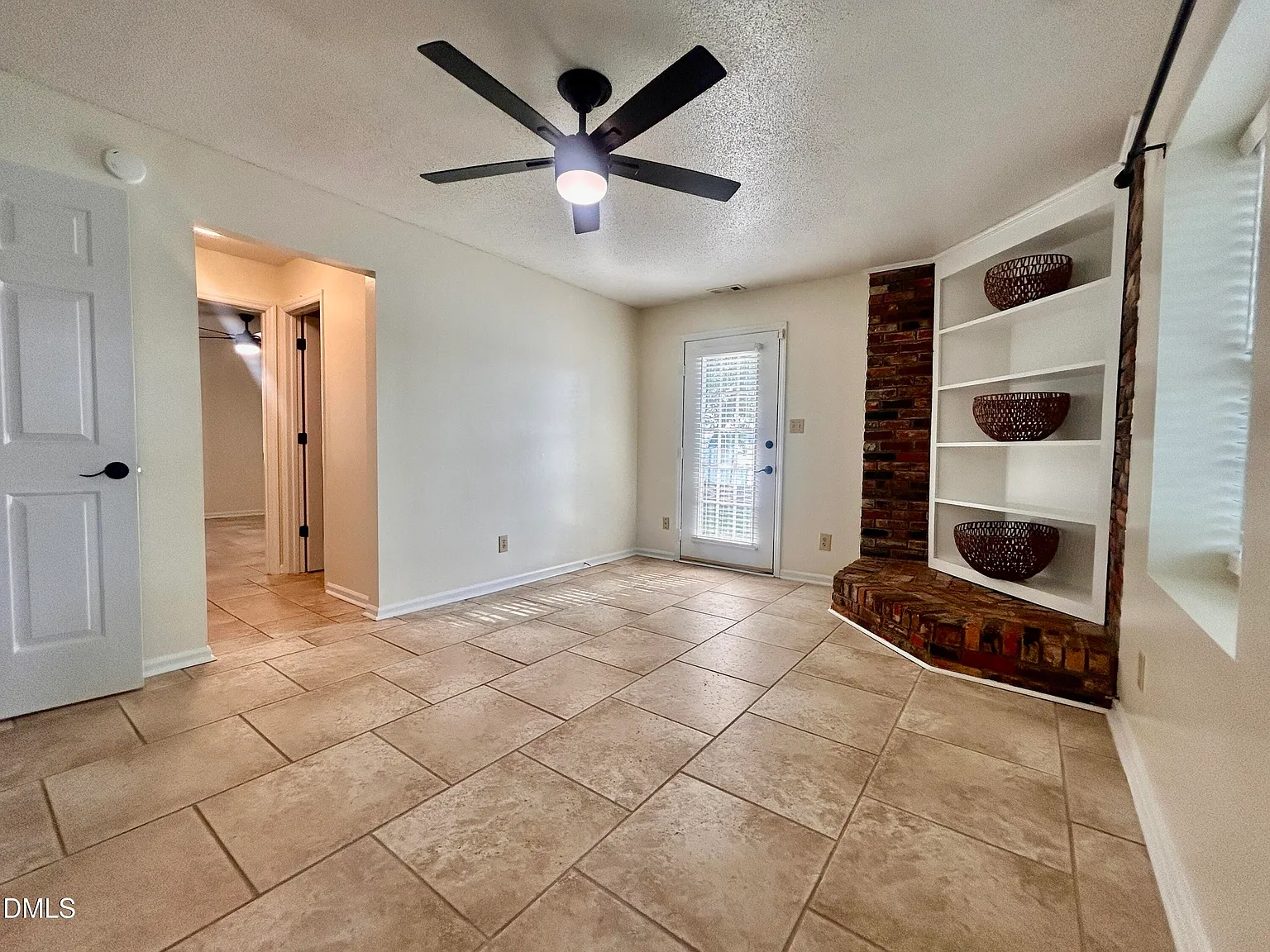 3 bed, 2.0 bath, 1600 sqft, $2,100 — Photo 4