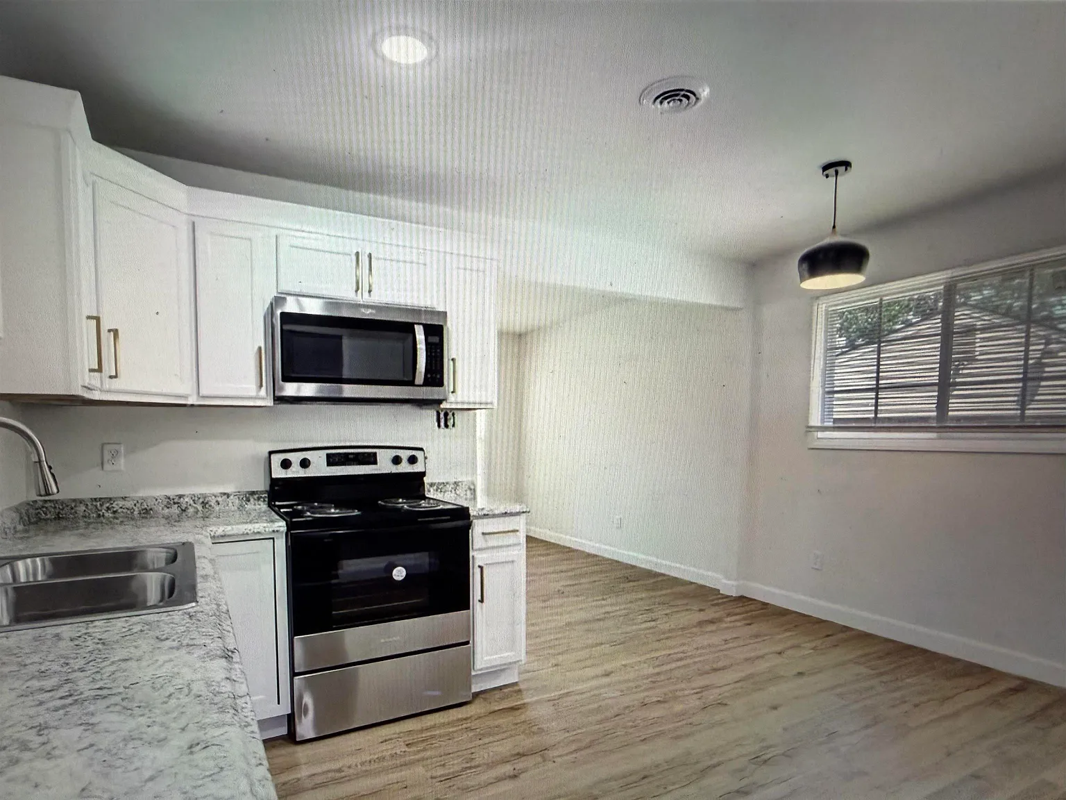 4 bed, 1.0 bath, 1102 sqft, $1,660 — Photo 4