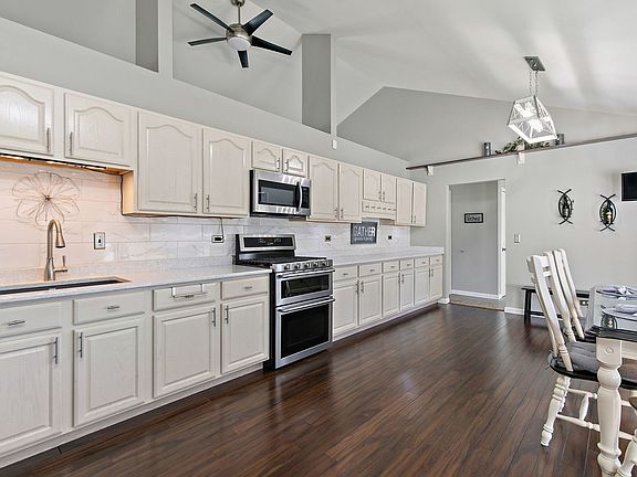 4th image of 860 Woodland Ct