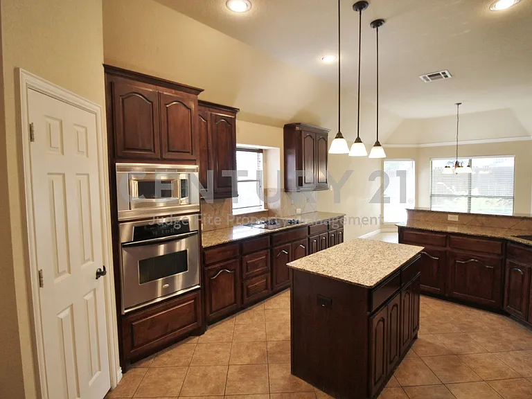 2610 Tall Meadows Dr — Photo 5