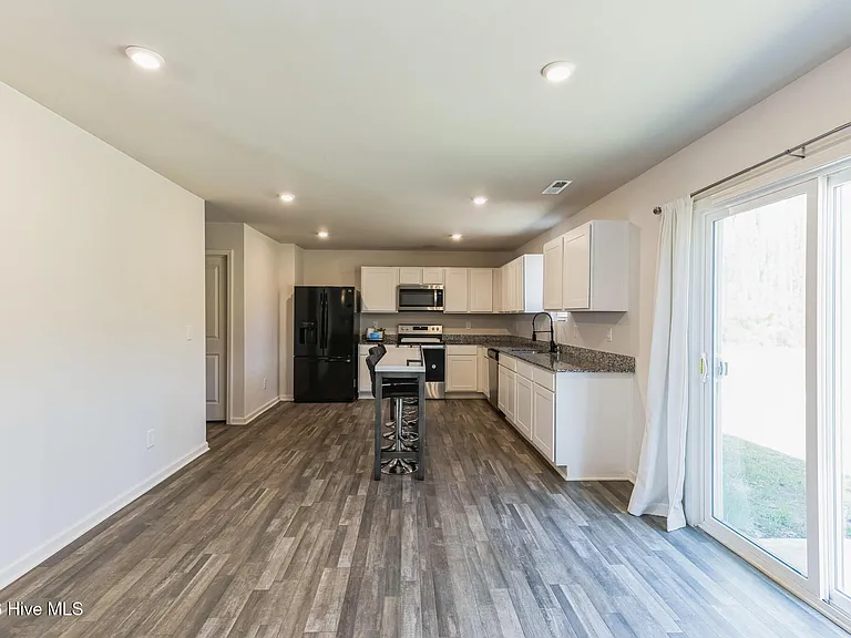 1253 Manor Dr — Photo 11