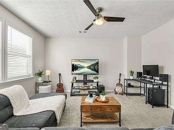 4th image of 302 Oak Leaf Pl