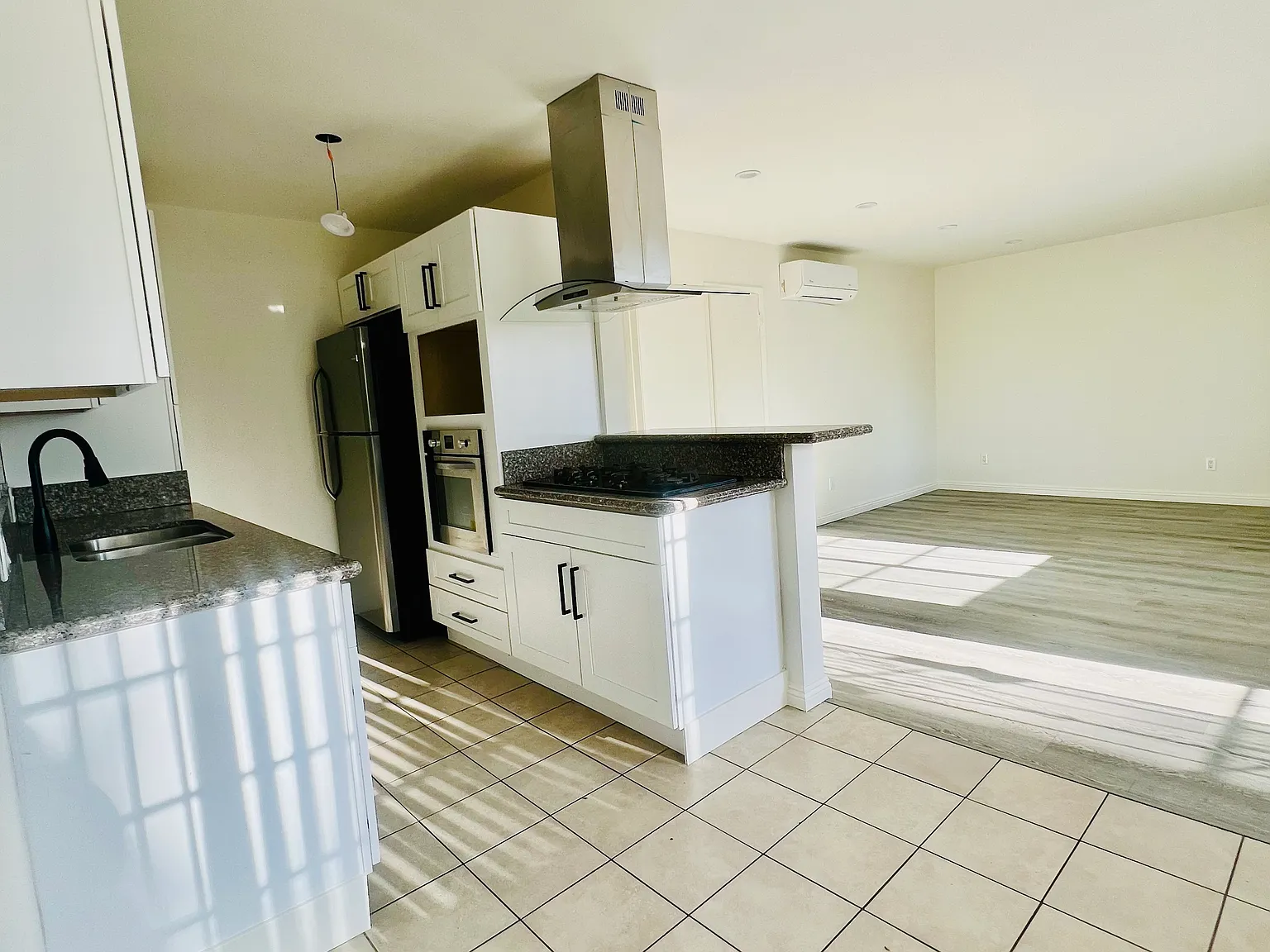 2 bed, 950 sqft, $2,350 — Photo 2