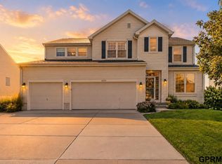 2440 Glacier Dr, Papillion, NE 68046