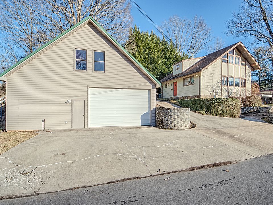 Huge garage w/room above