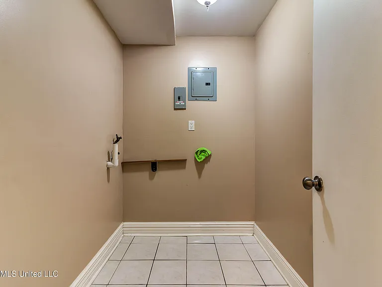 2323 Middlecoff Dr — Photo 15